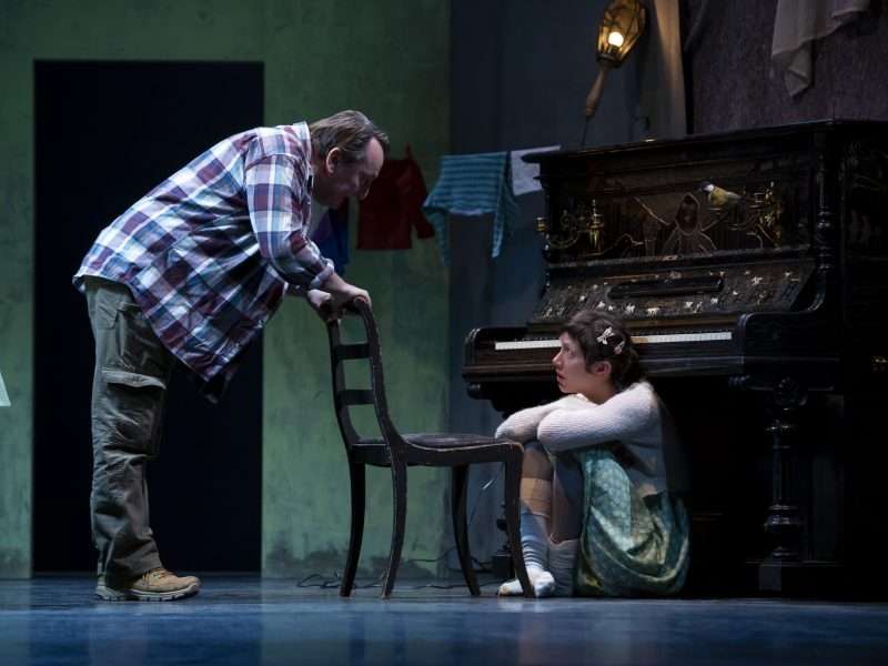 Eve recroquevillée à coté du piano