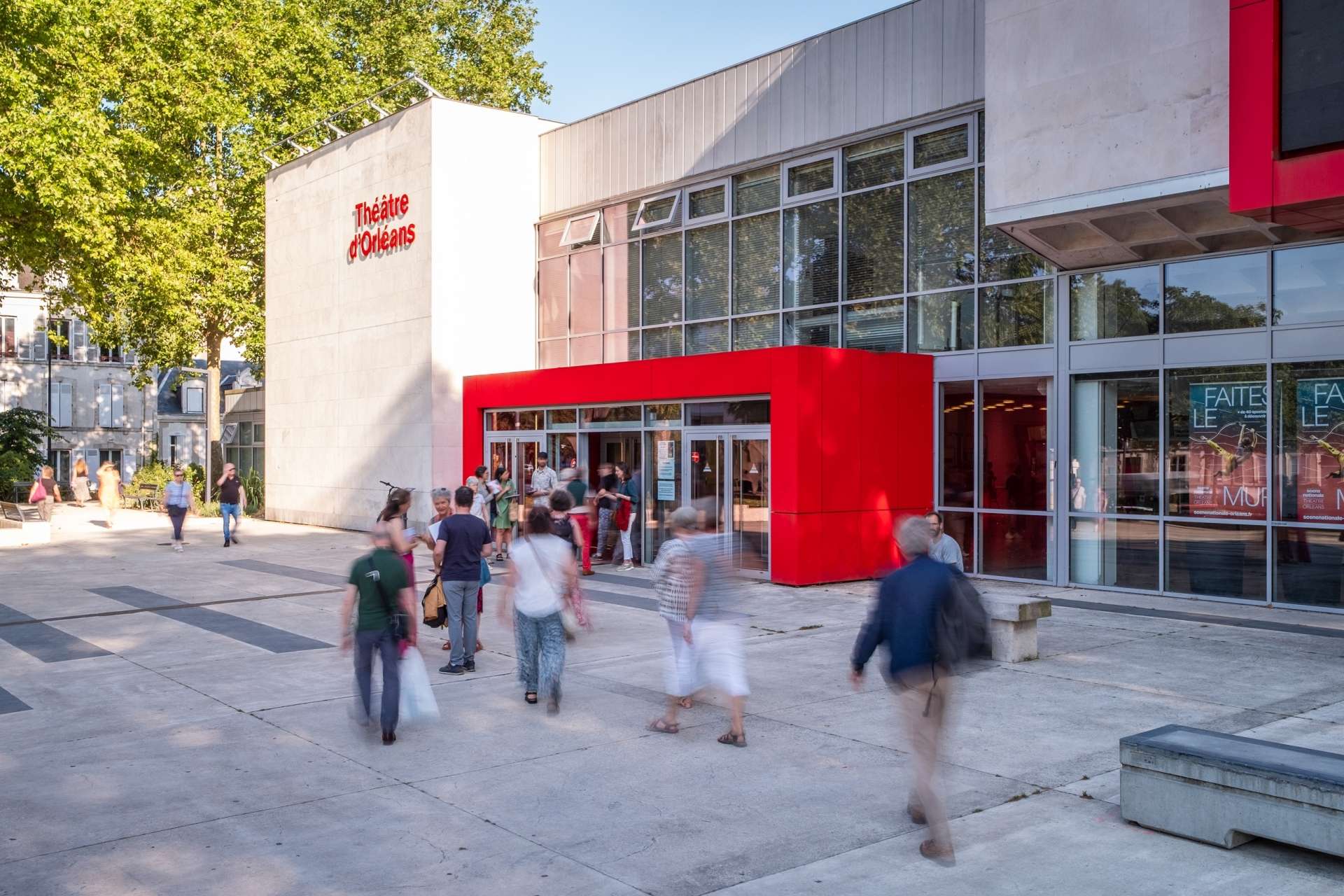 Entrée extérieure du Théâtre d'Orléans et du public pour la présentation de saison. 