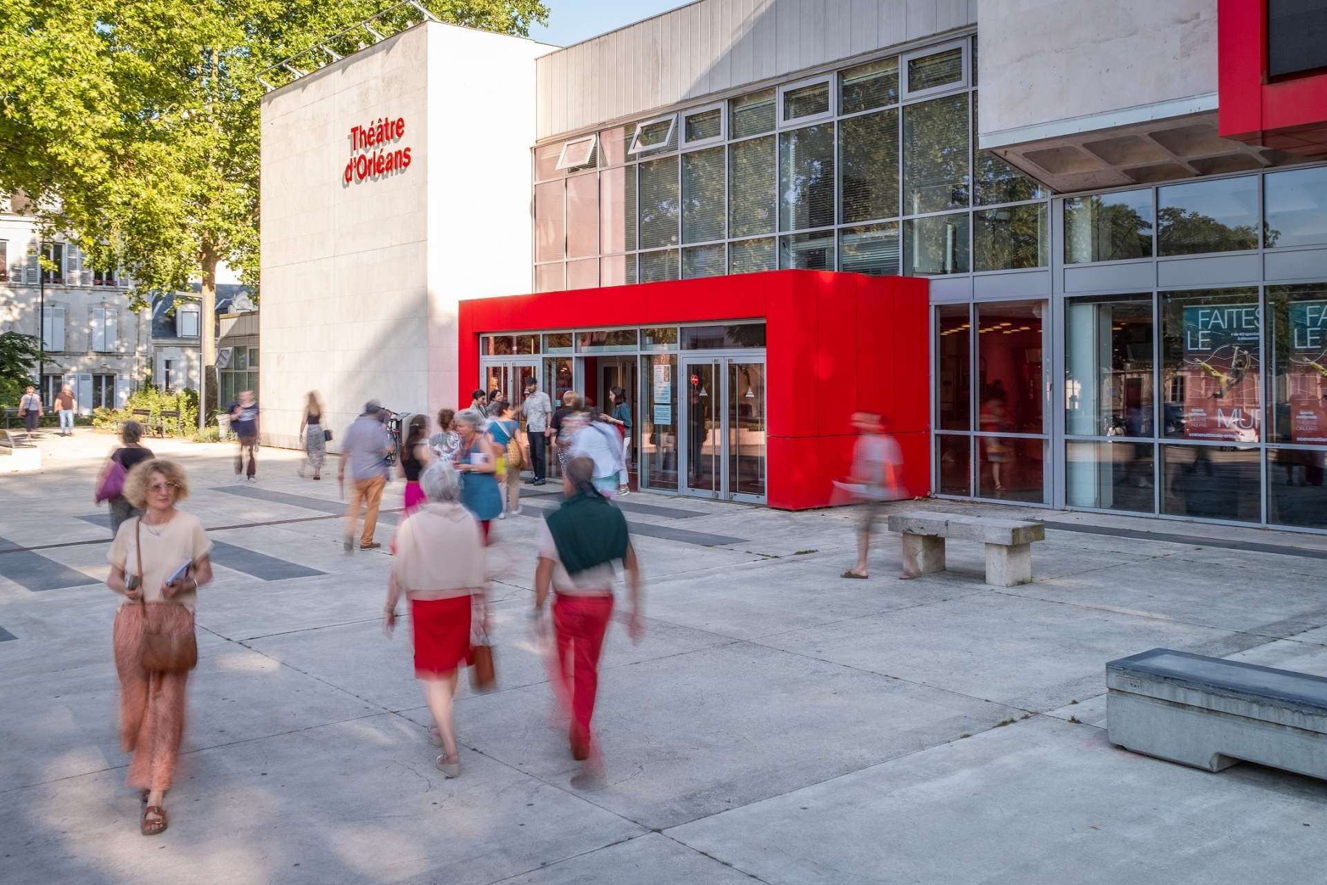 Entrée extérieure du Théâtre d'Orléans et du public pour la présentation de saison. 