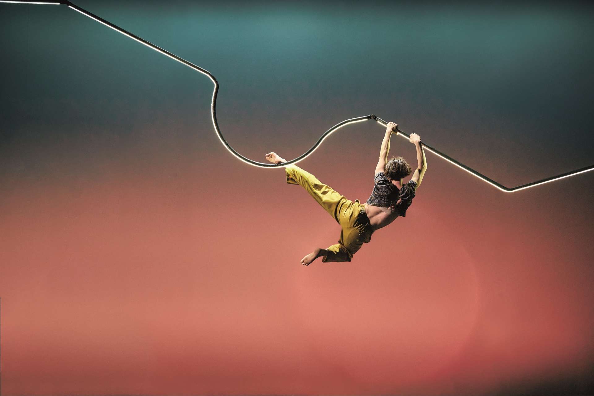 Une circacienne suspendue dans les airs. Visuel de notre saison 25/26 et du spectacle Immaquaa, ici peut-être de Mathurin Bolze. 