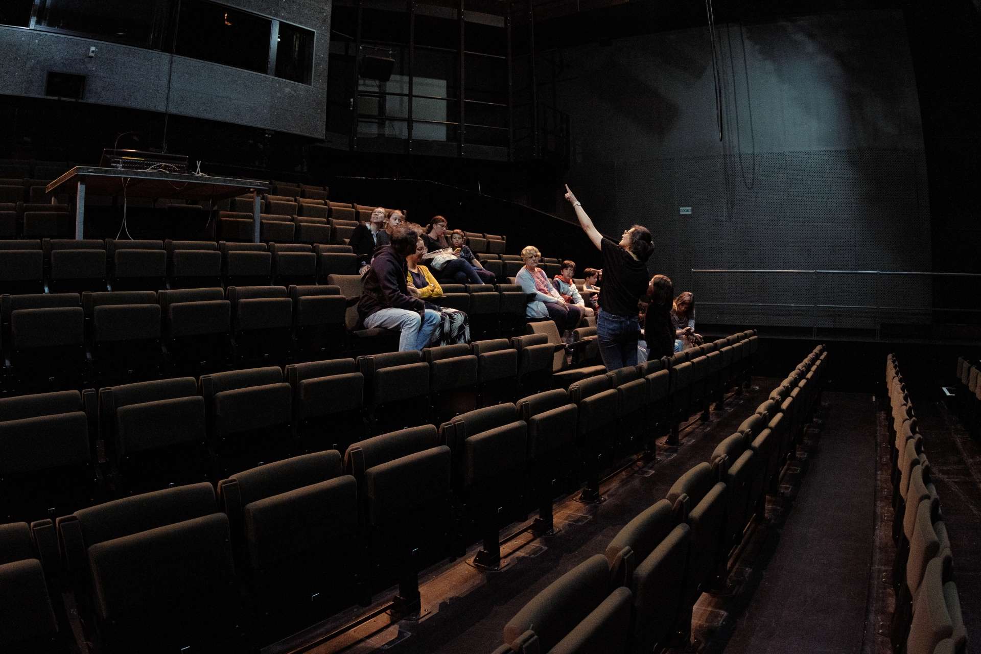 Visite de la salle Vitez (fauteuils kaki) avec Elise Body, régisseuse générale du Théâtre d'Orléans / Scène nationale. 