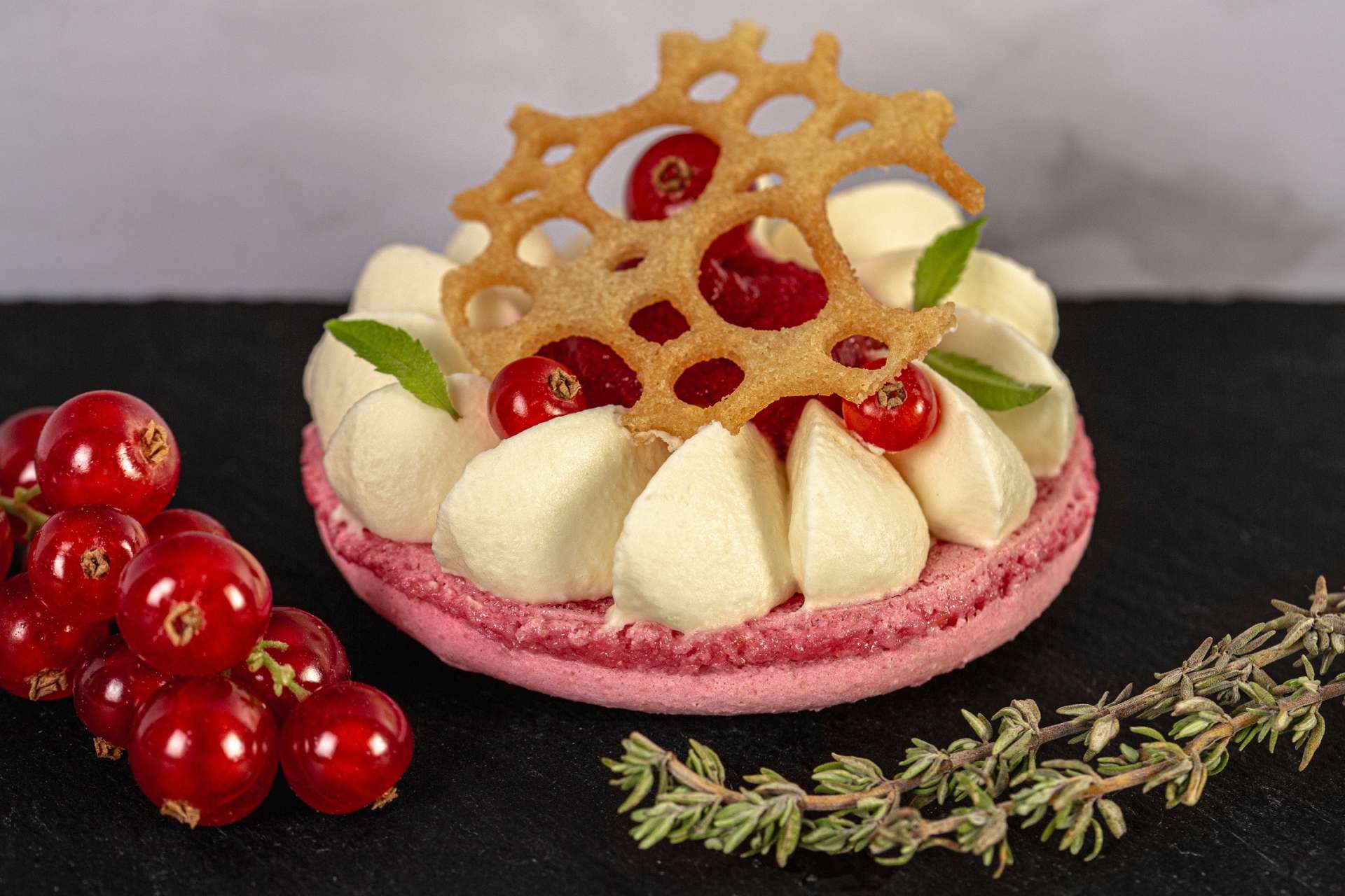 Gros plan sur la pâtisserie L'écrin sucré inspirée de l'œuvre Les Nations de François Couperin. 
