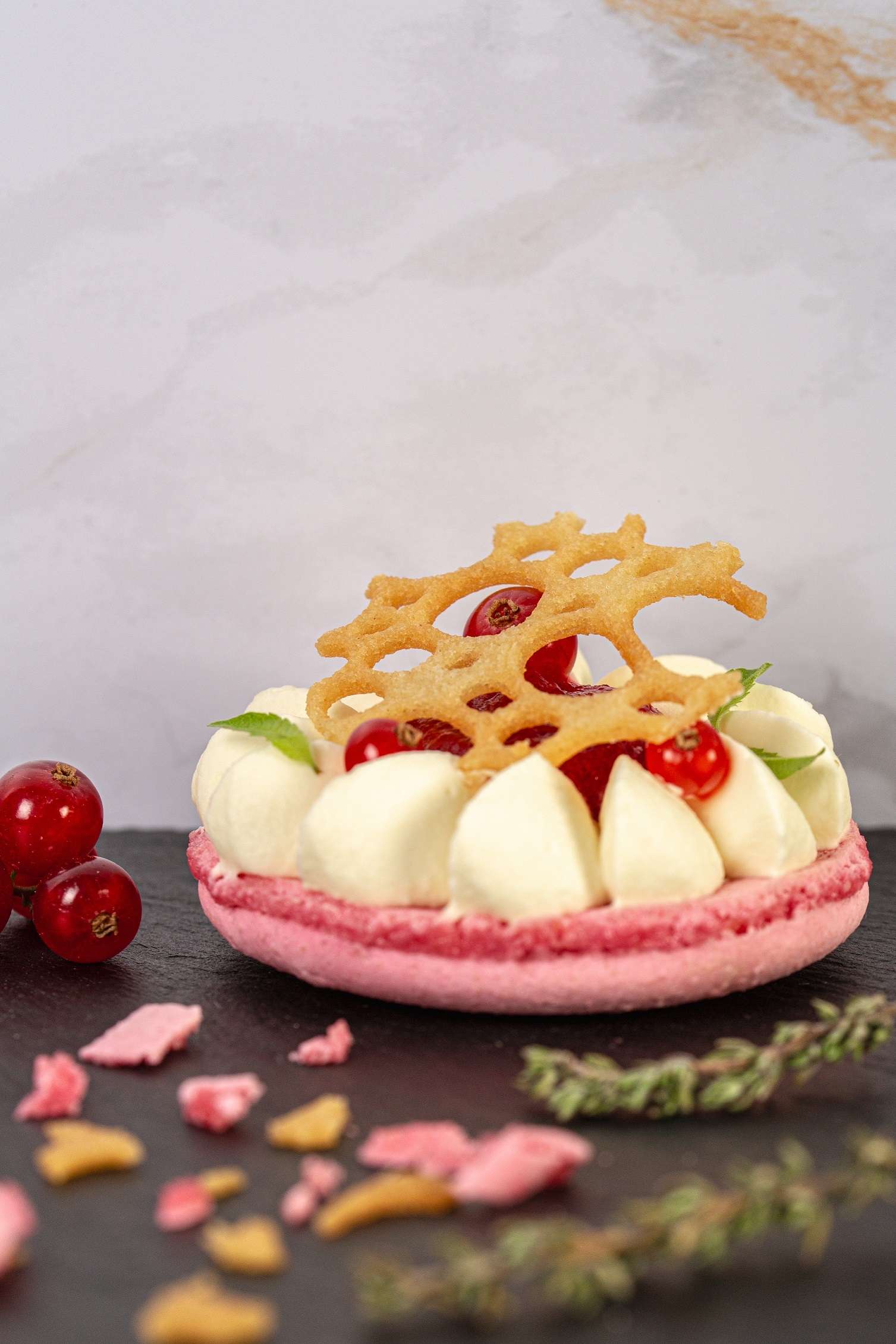 Gros plan sur la pâtisserie L'écrin sucré inspirée de l'œuvre Les Nations de François Couperin. 