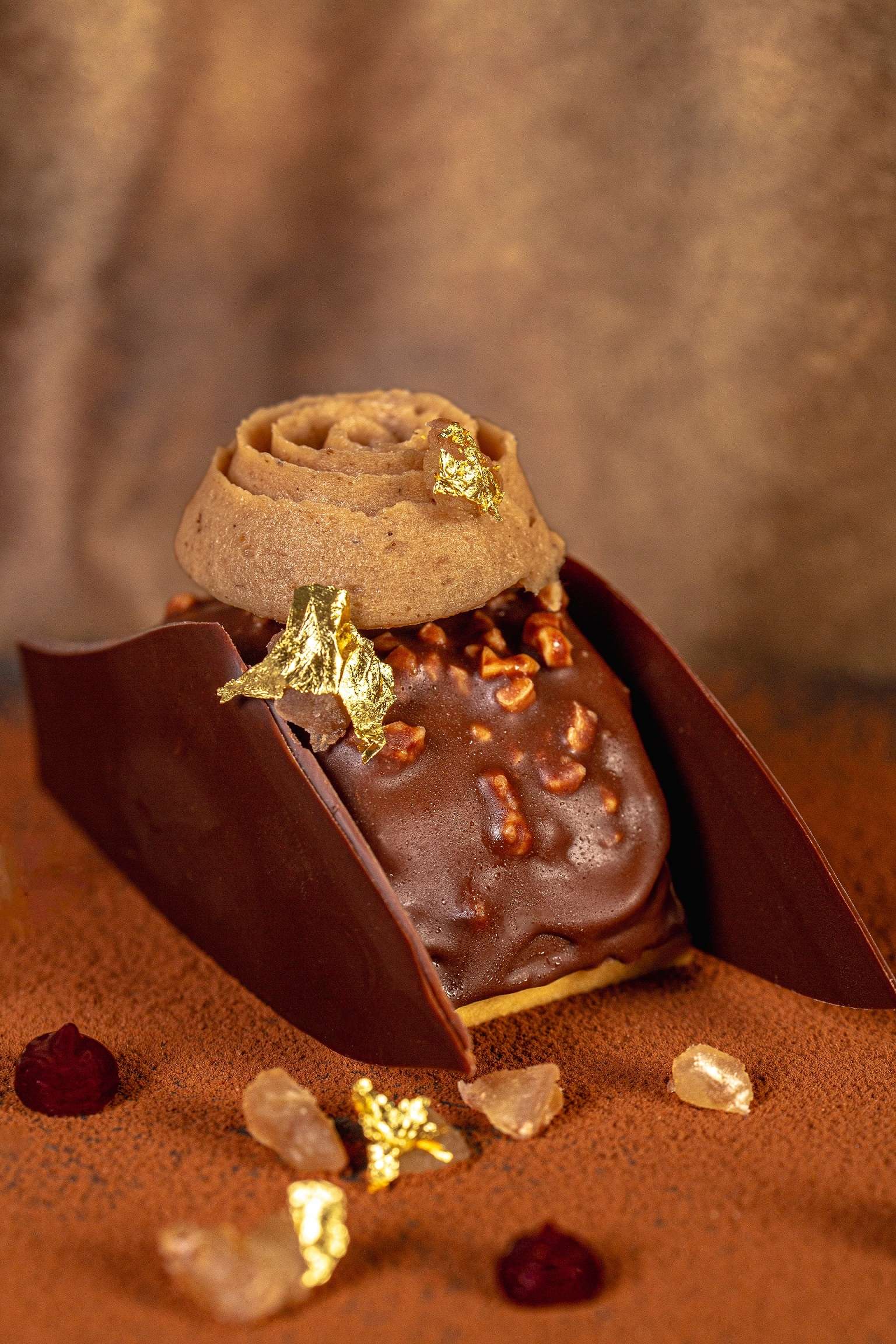 Vue du dessus du dessert au chocolat nommé Mont cassis. 