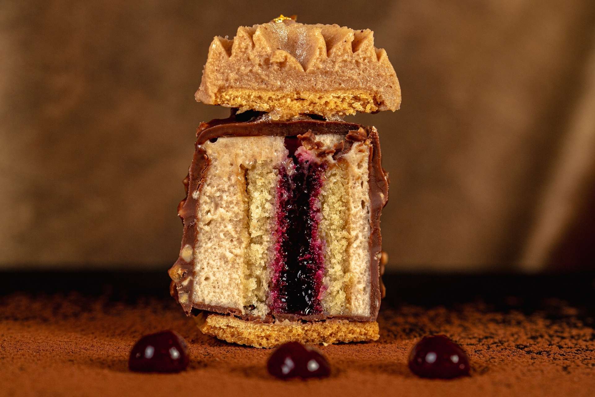 Vue de profil, coupe du dessert au chocolat nommé Mont cassis.