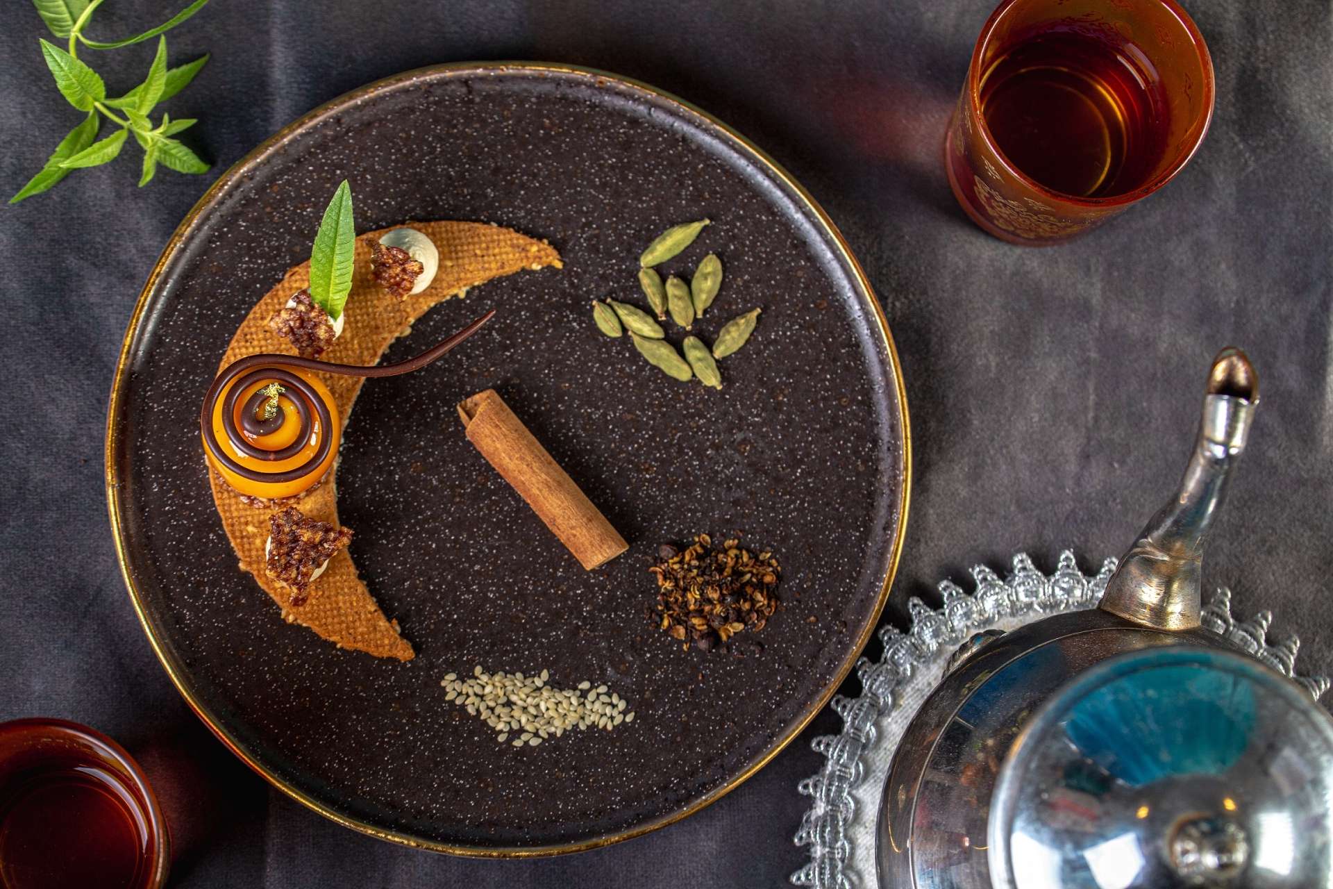 Vue du dessus. Gros plan et jolie présentation sur assiette noire pour la pâtisserie La nuit orientale. 