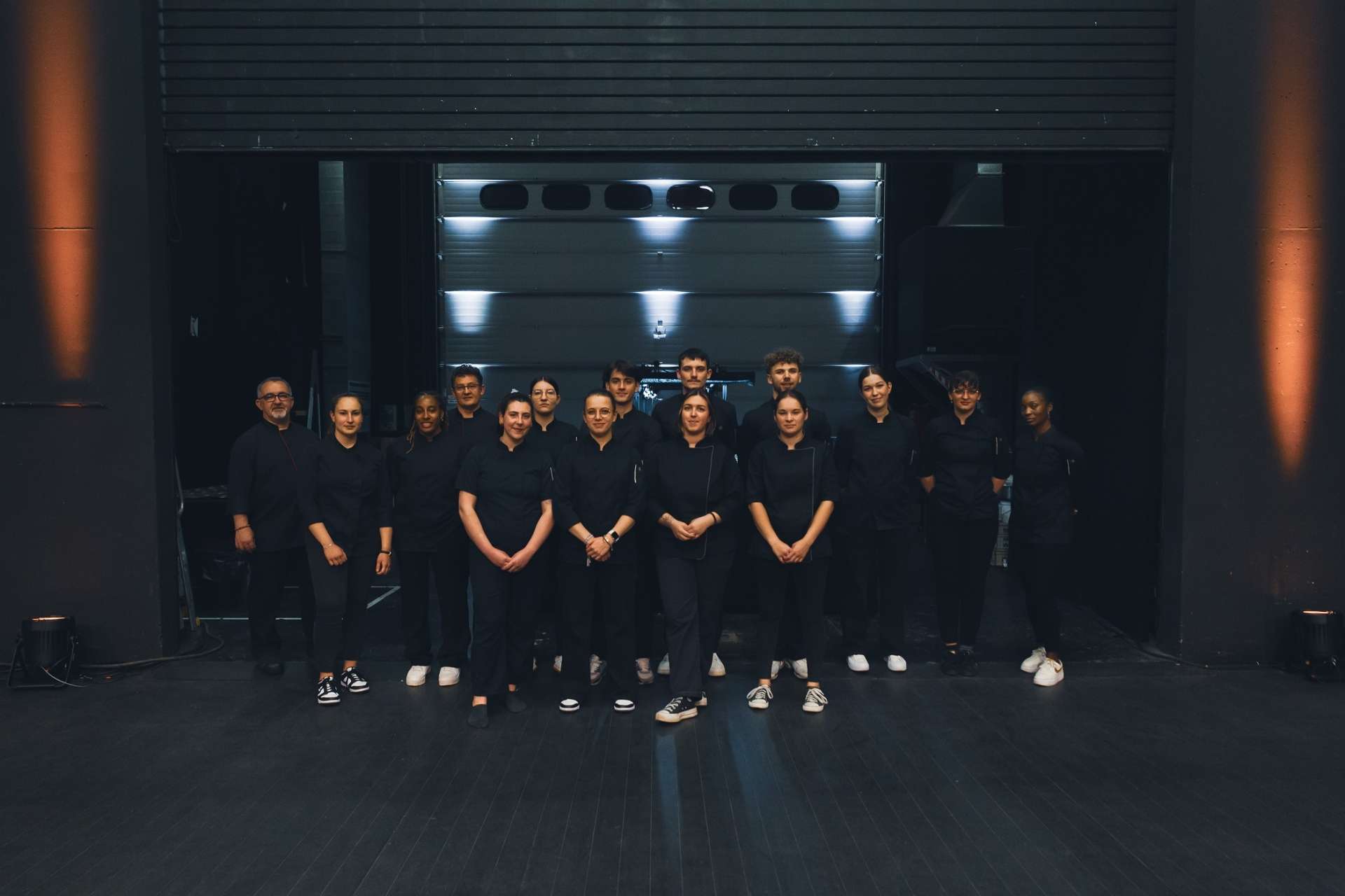 Photo de groupe des apprentis en pâtisserie et de leurs professeurs. 