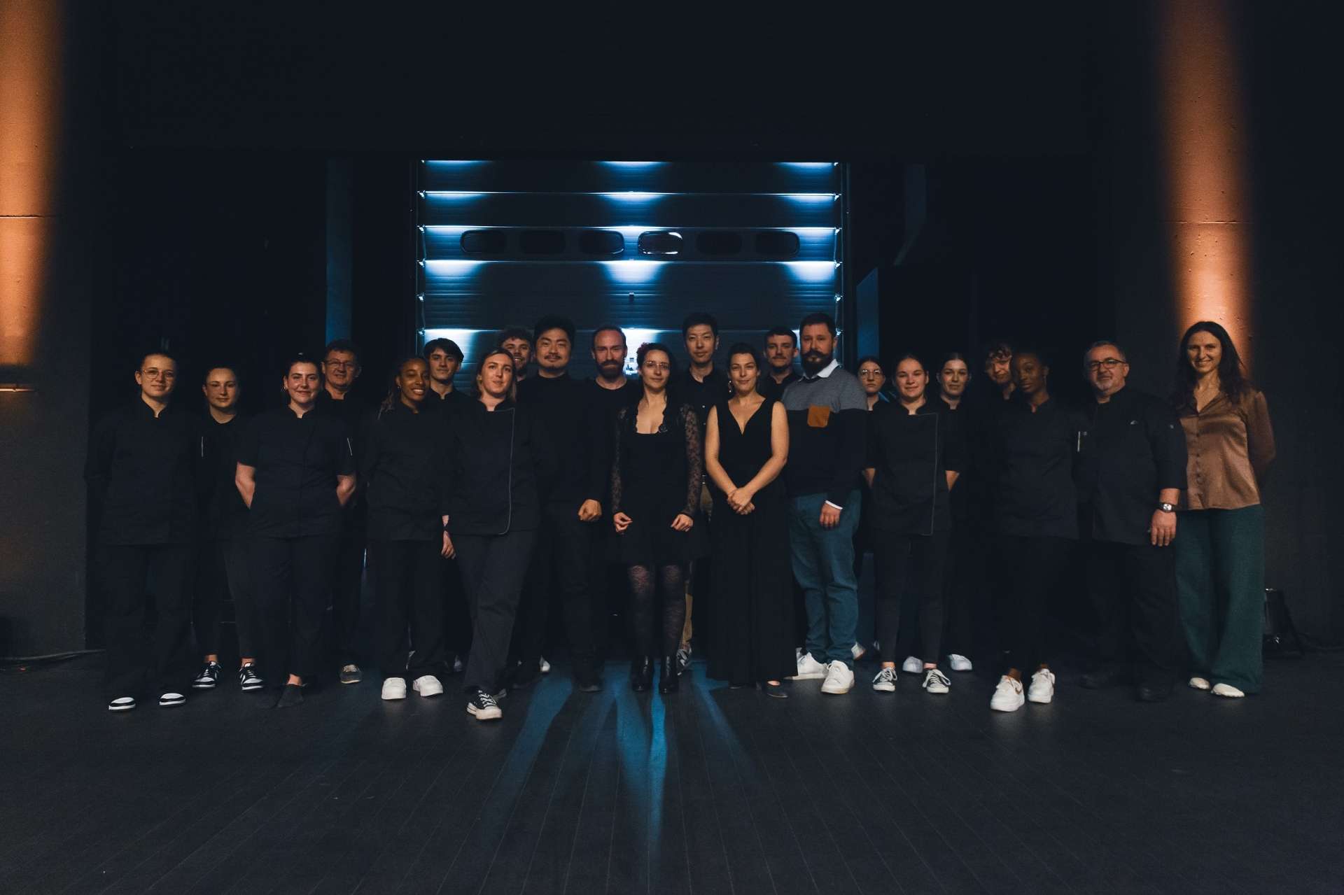 Photo de groupe avec musiciennes et musiciennes, apprentis en pâtisserie et professeurs et équipe encadrante du projet. 