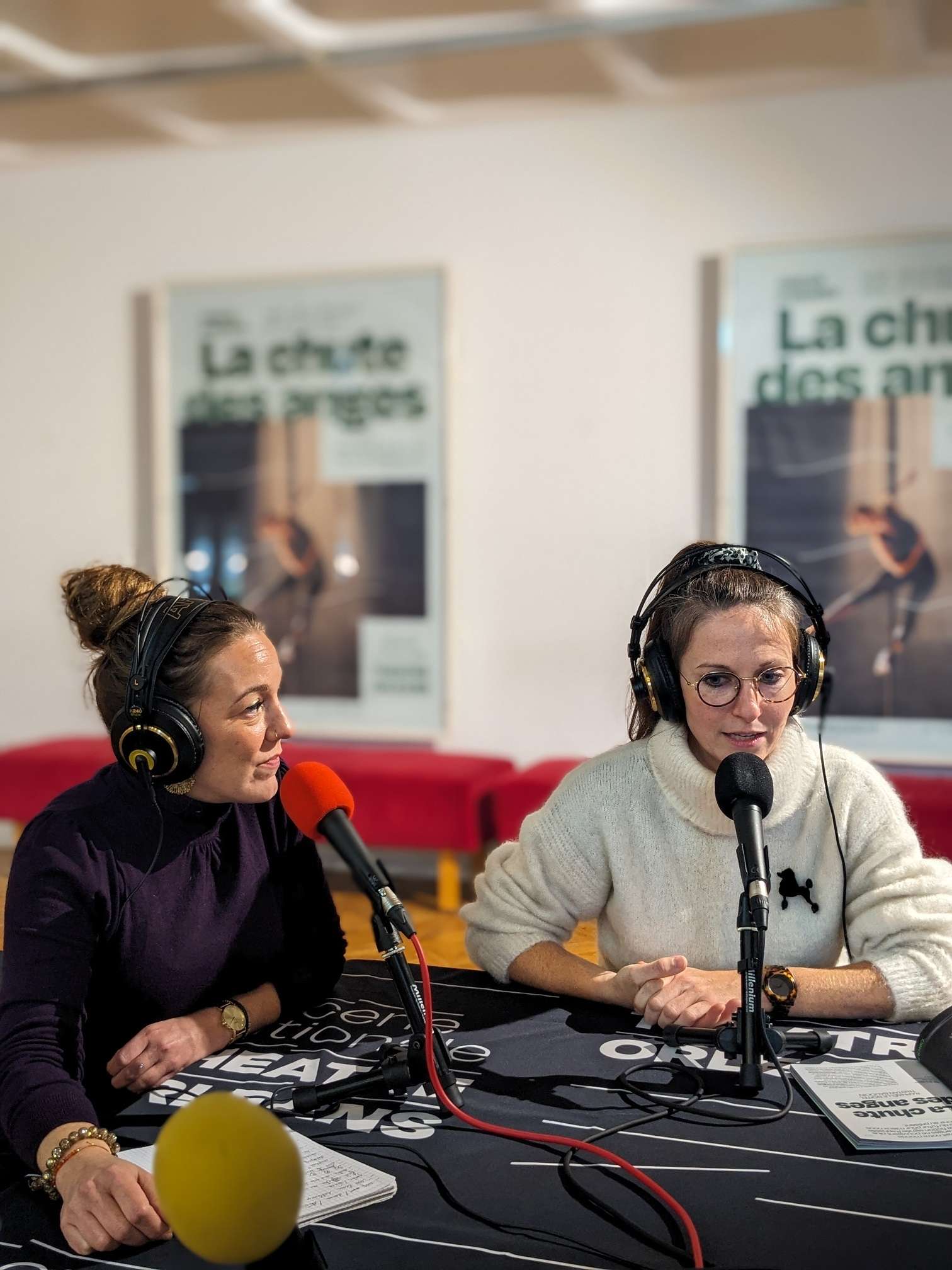 Plateau radio en direct du hall avec Élise et Émeline de l'équipe du Théâtre d'Orléans / Scène nationale. 