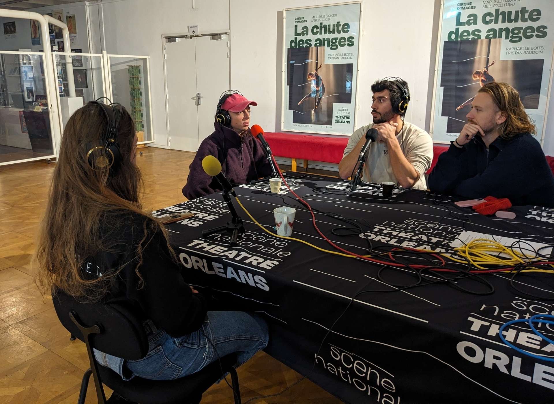 Plateau radio en direct du hall avec les artistes de Stéréo. 