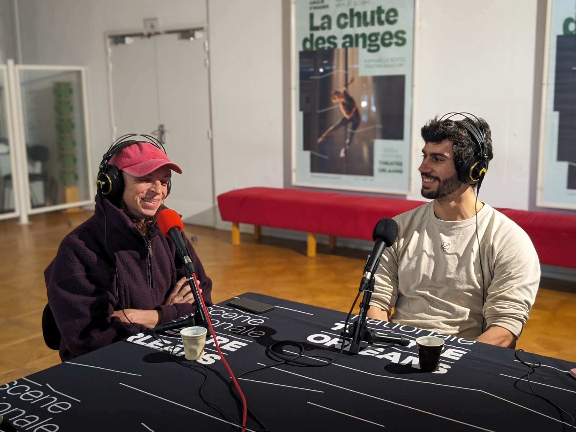 Plateau radio en direct du hall avec les artistes de Stéréo. 