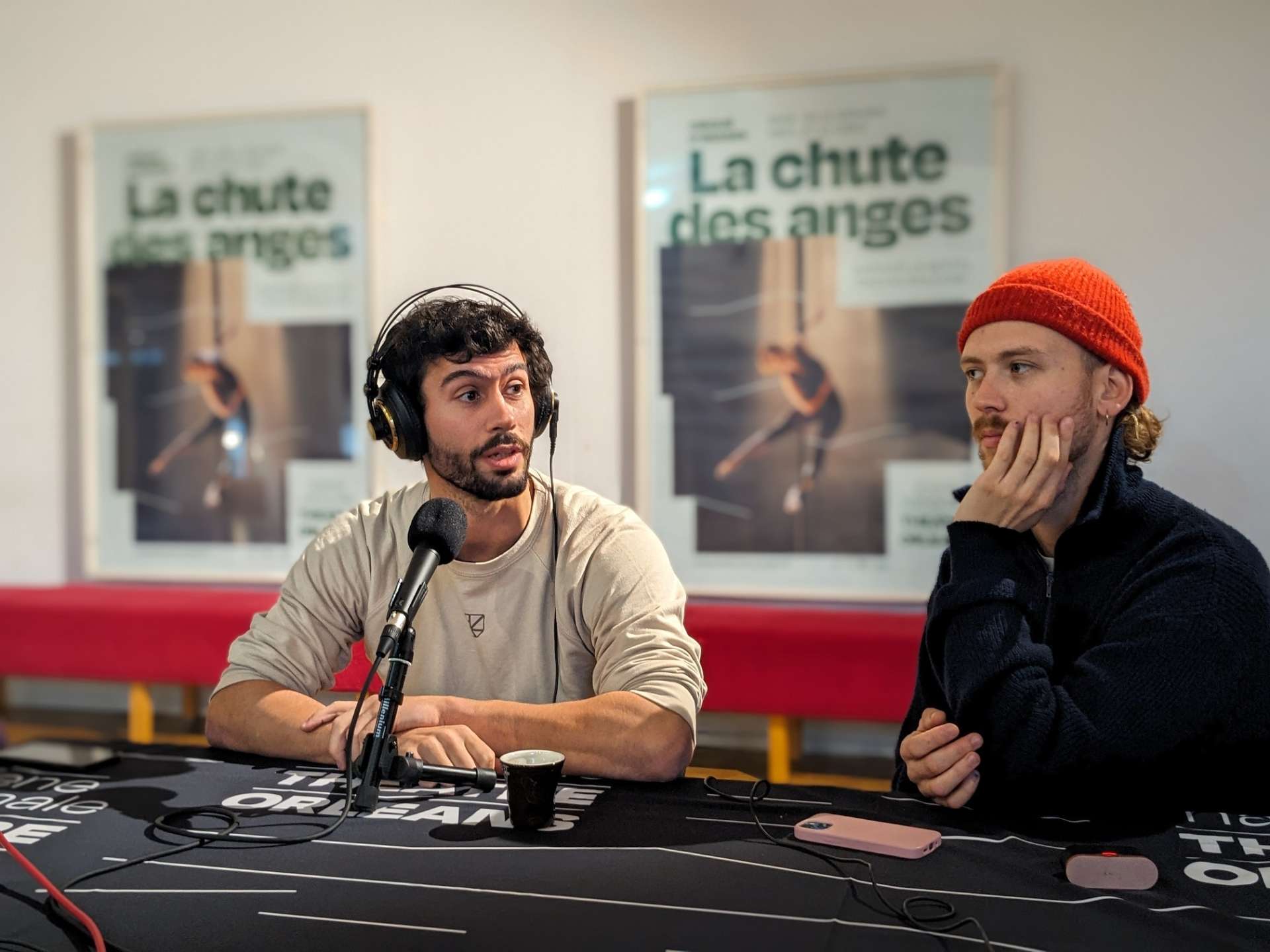 Plateau radio en direct du hall avec les artistes de Stéréo. 