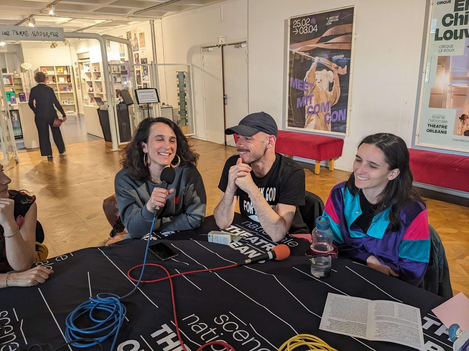 Marion, Antoine et Lucille, interprètes du spectacle Le Ring de Katharsy sur le plateau de Radio Campus Orléans.