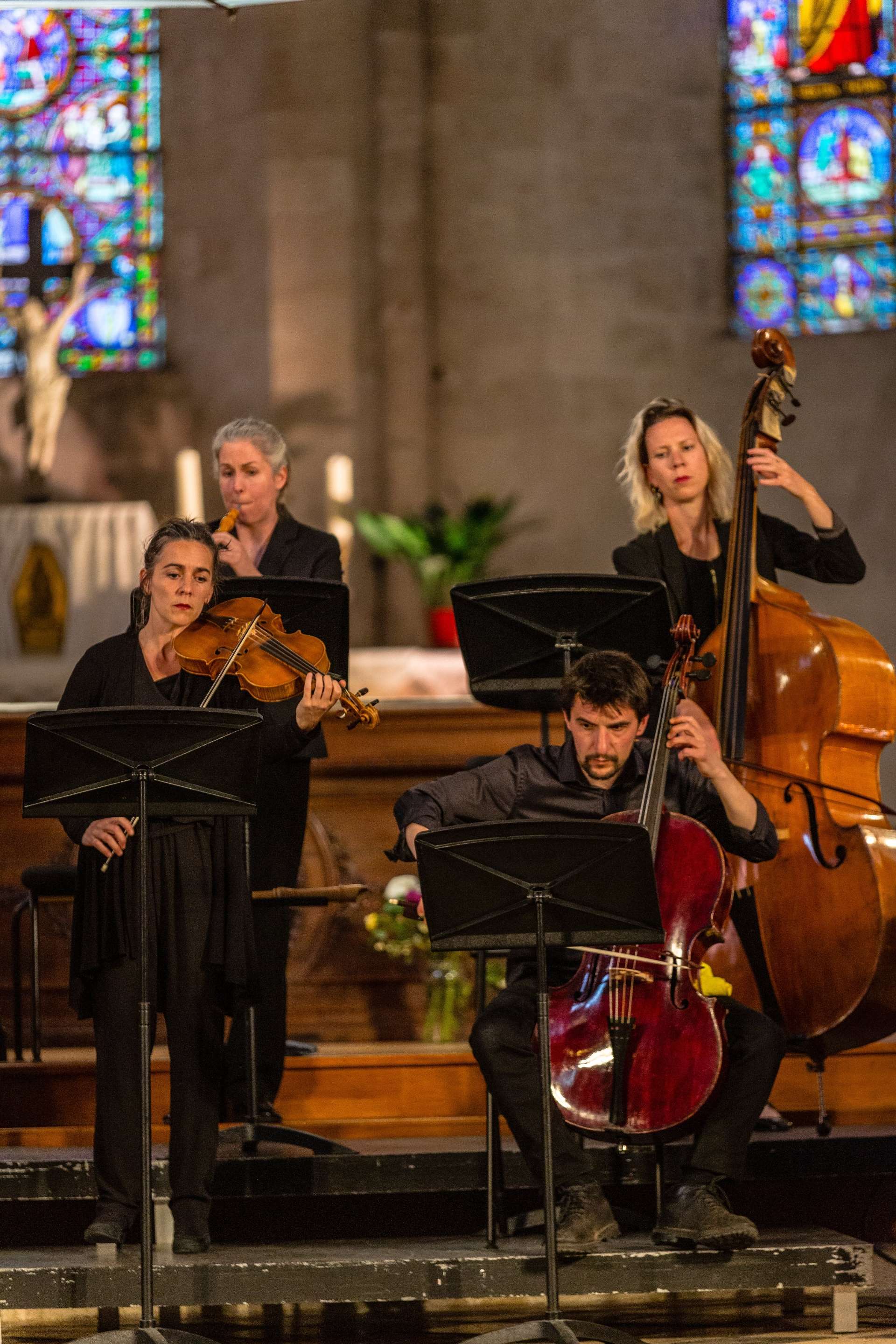 Photo de la représentation de l'escadron volant de la reine. Focus sur 4 musiciens