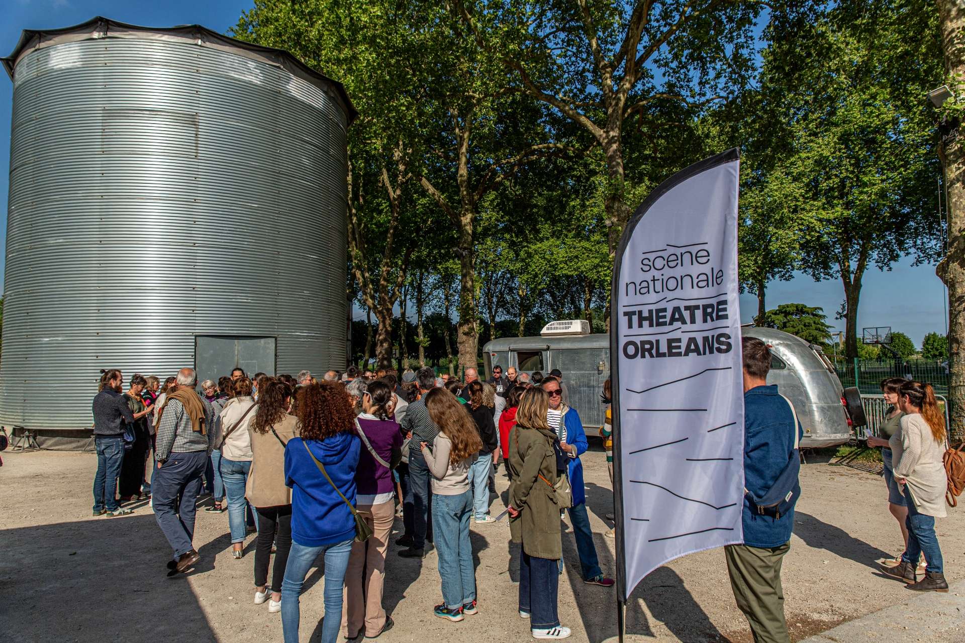 Photo de la queue avant de rentrer dans le silo pour le spectacle L'Absolu