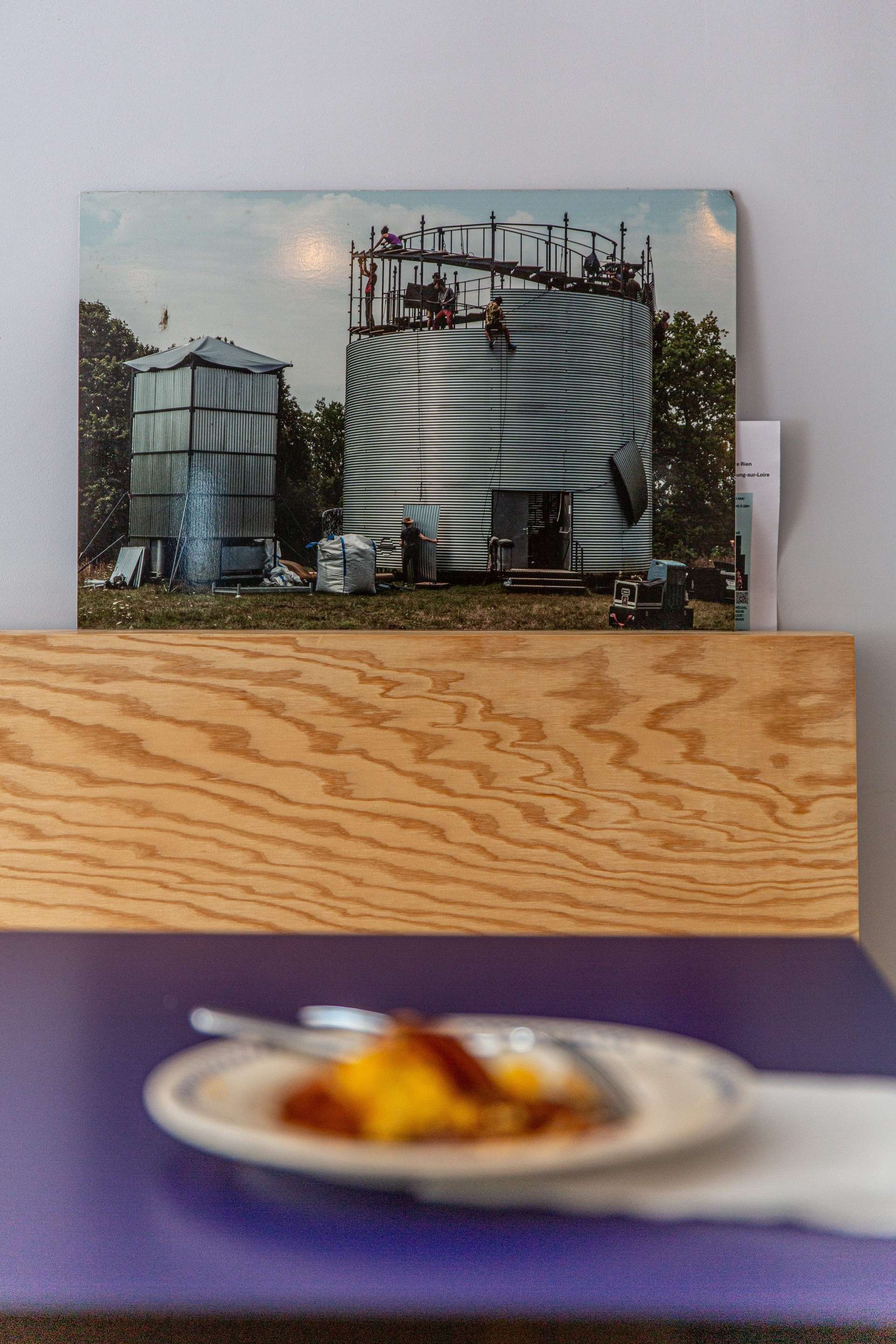 Photo de l'exposition du montage du silo à l'intérieur des commerces : Tandem café/vélo