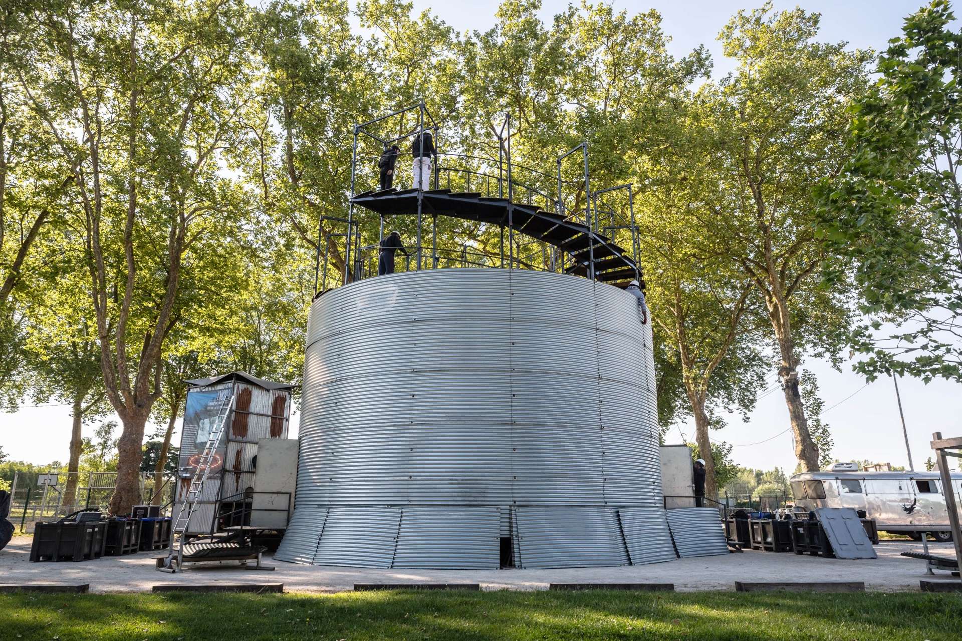 Vue du silo pour le spectacle L'Absolu en construction