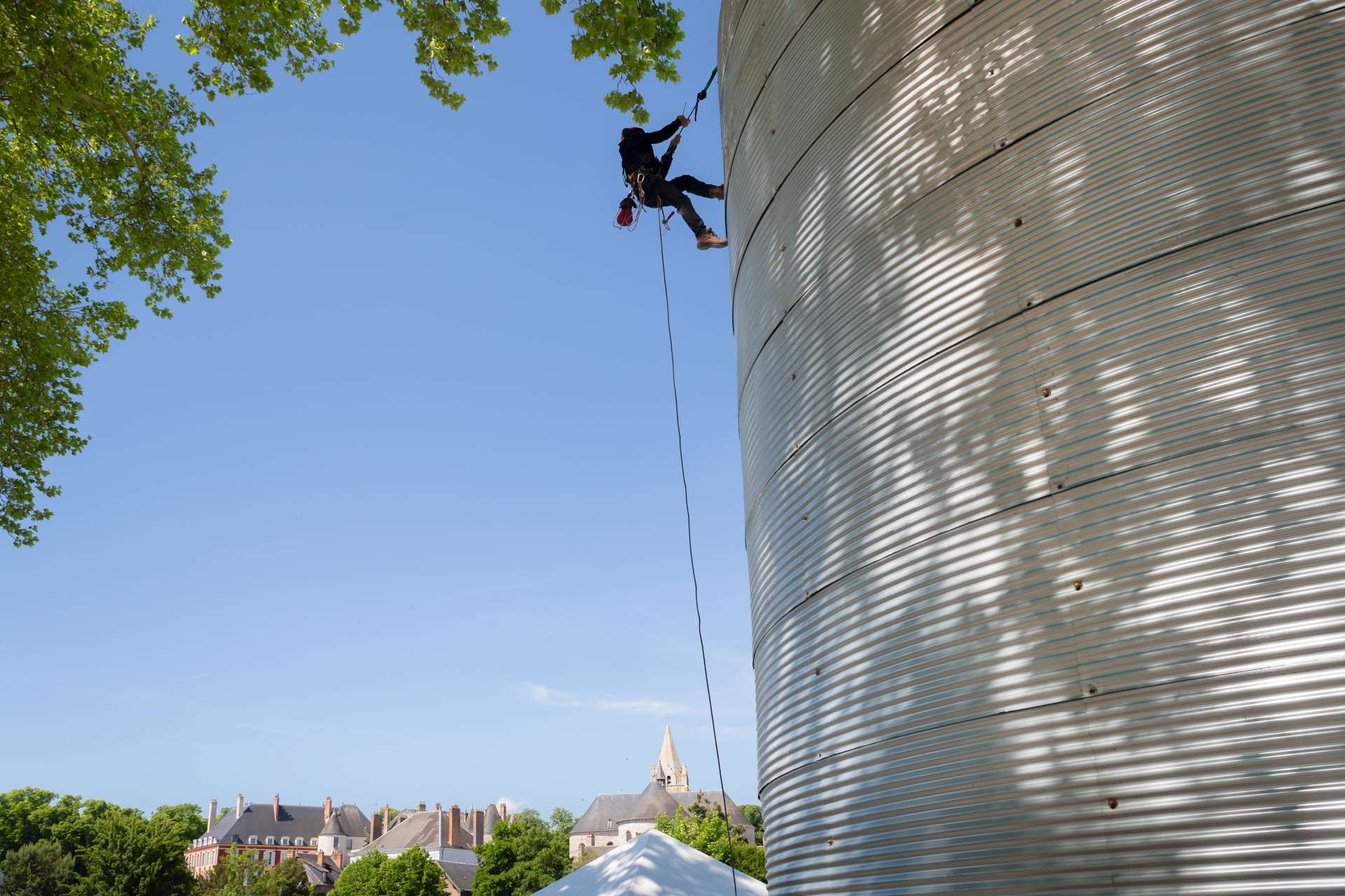 Montage du silo pour L'Absolu : un technicien est suspendu par un fil