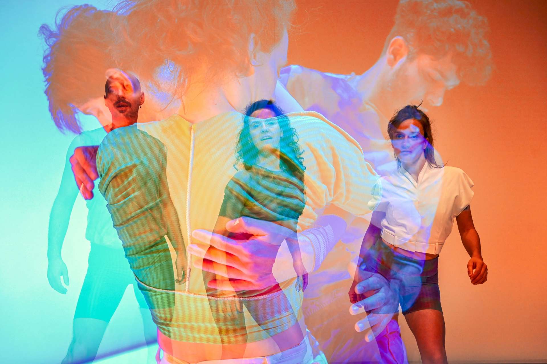 Deux photos se superposent dans un jeu de couleurs vives où l’on aperçoit deux danseuses et un danseur en mouvement au premier plan et tous les trois enlacés en second plan.